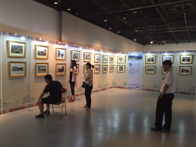 摄影展布展中