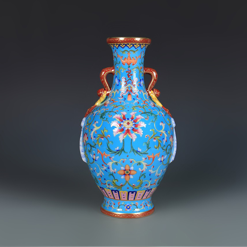 清乾隆 绿地粉彩勾莲纹如意耳瓶