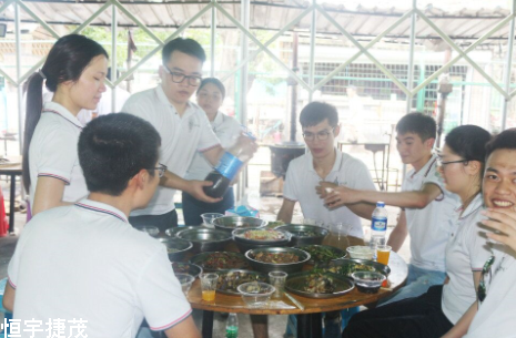 2018年7月份全体人员户外活动现场