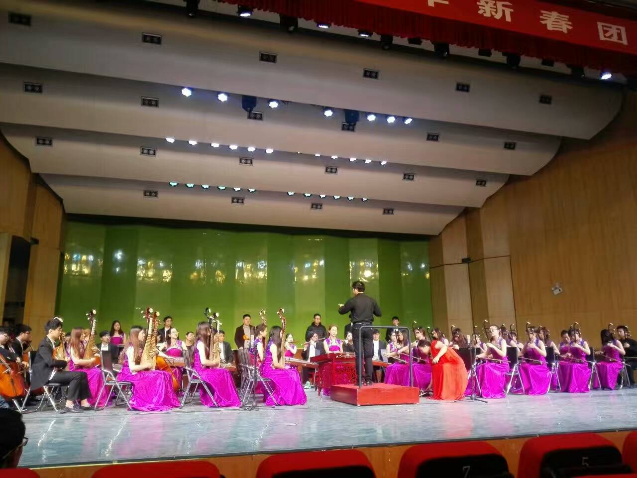 指挥许昌学院民乐团