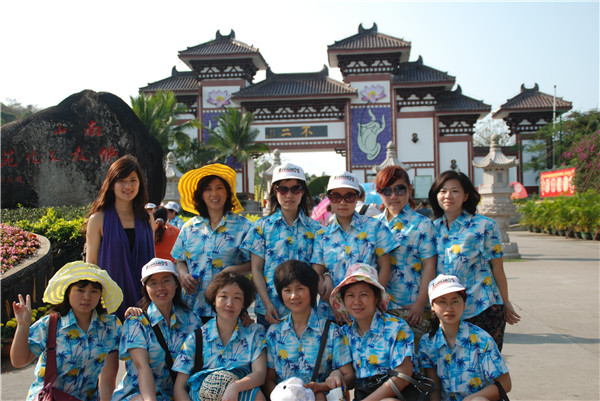 公司集体旅游合影