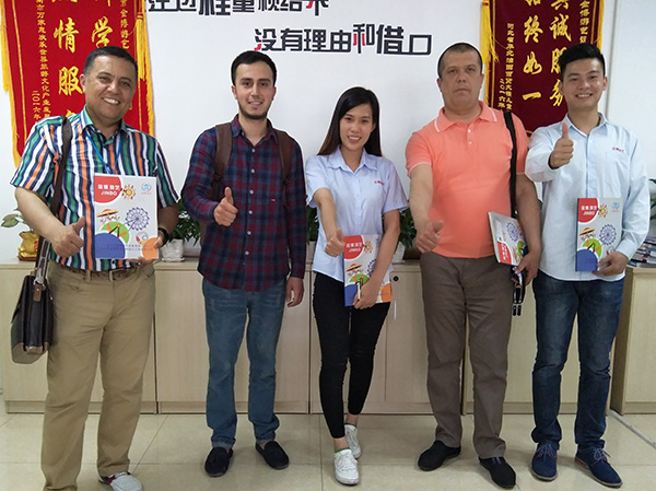 与国外碰碰车客户合影