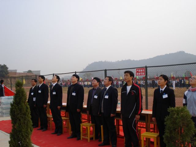 向国旗致敬