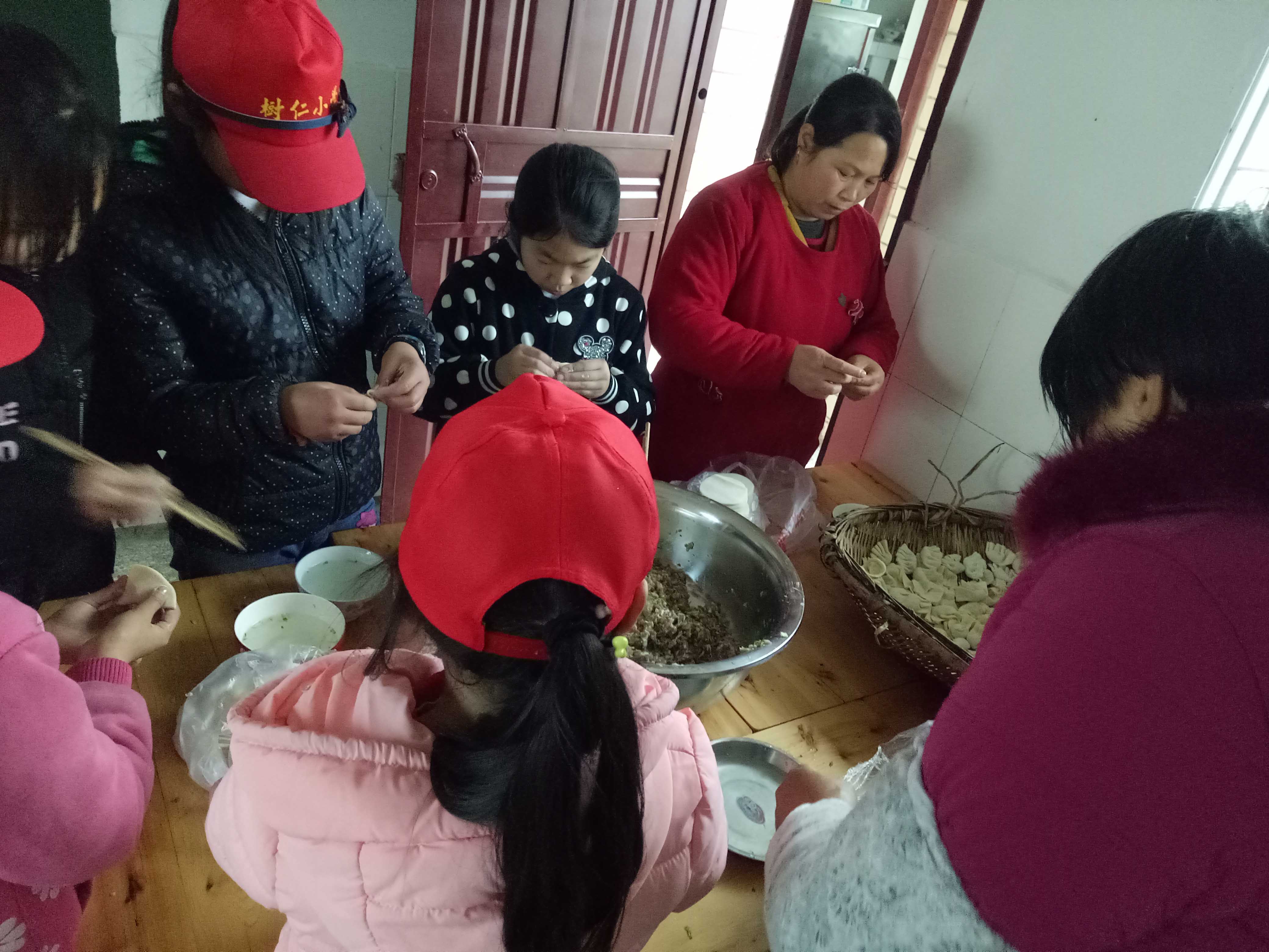 周末孩子们自己动手包饺子