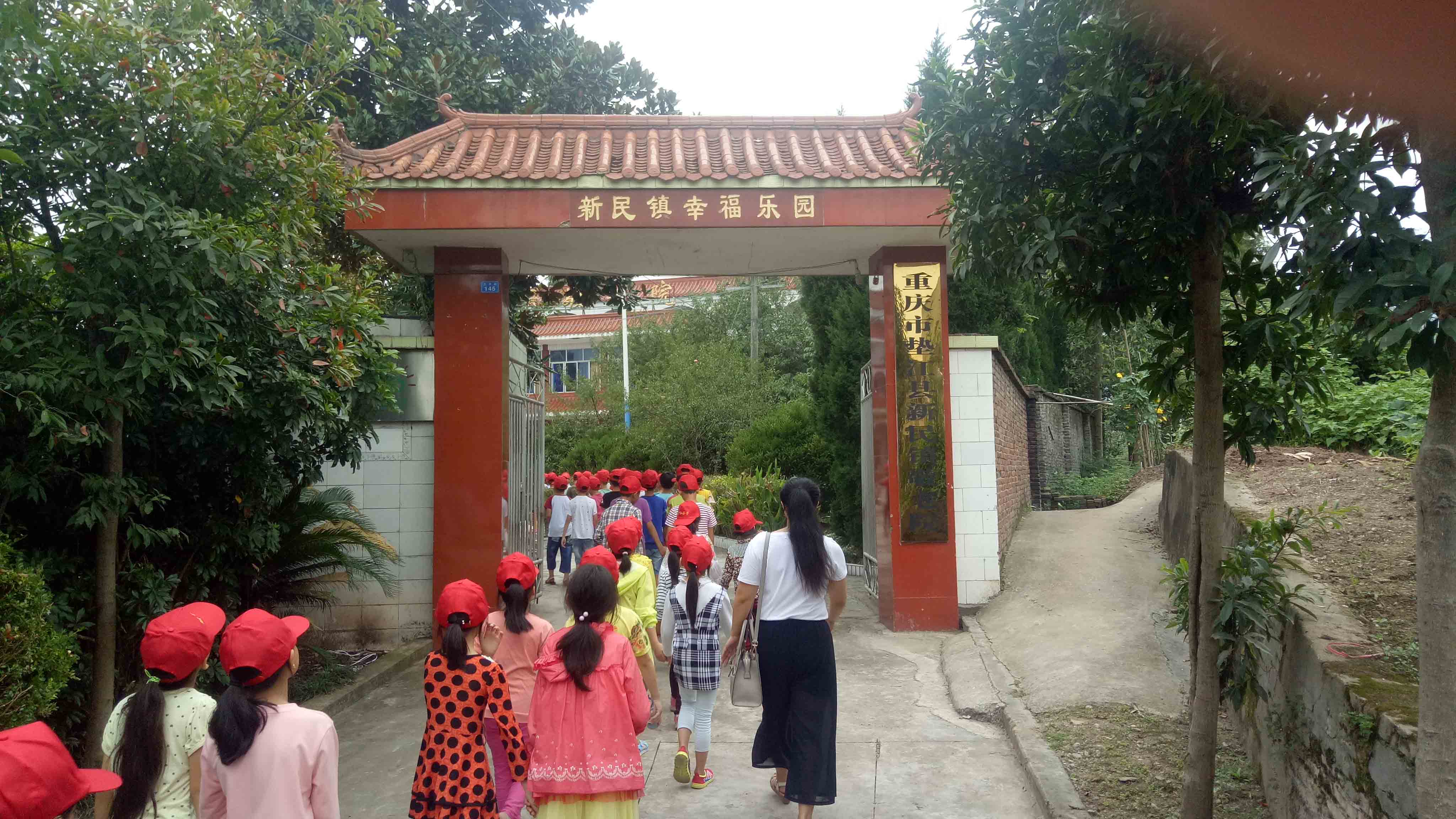 周末到幸福院看望老人