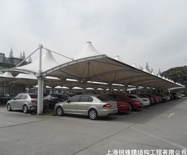 膜結構停車棚