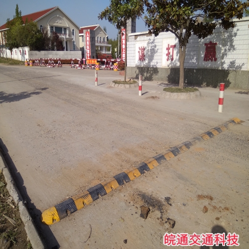 陸軍三界合同戰(zhàn)術(shù)訓(xùn)練基地減速帶安裝