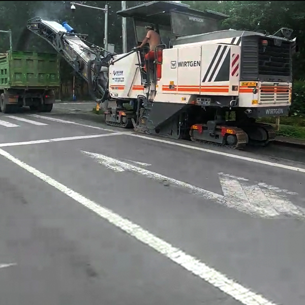 阎周路路面修补
