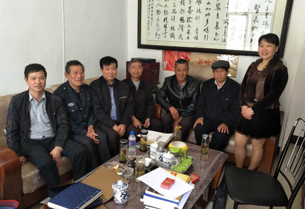 公司王总与前来洽谈业务的郑氏宗亲合影