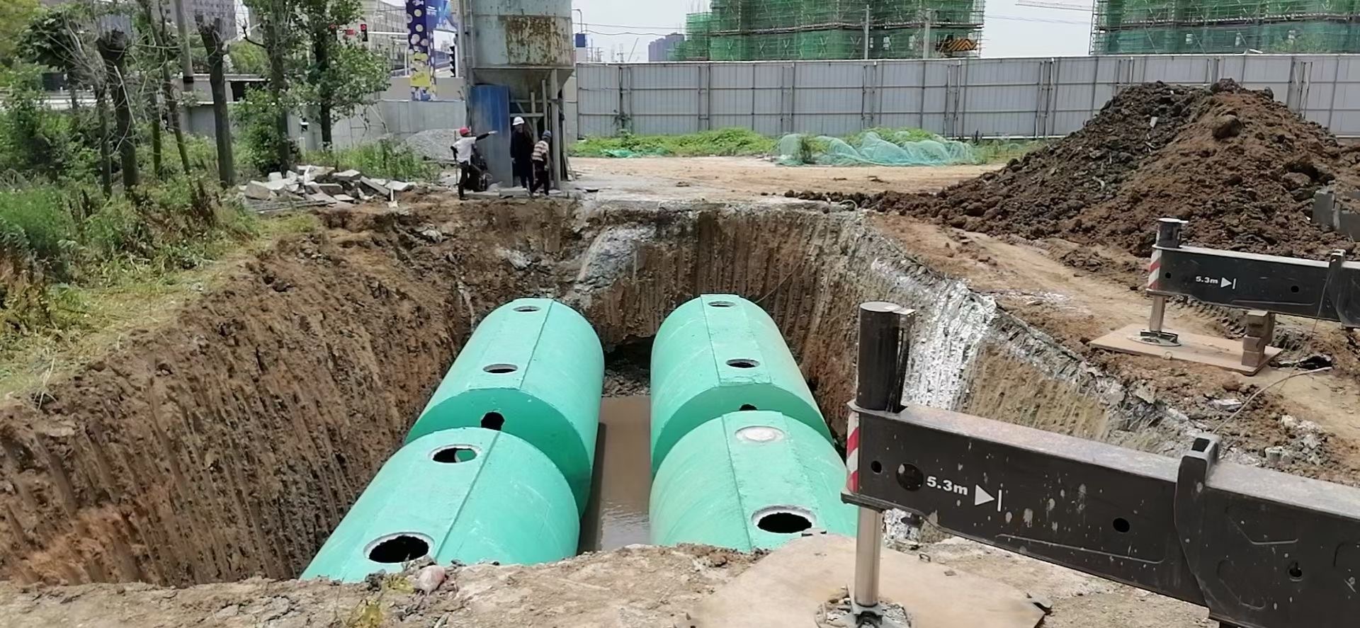 浙江华洋建设玻璃钢化粪池运输施工现场