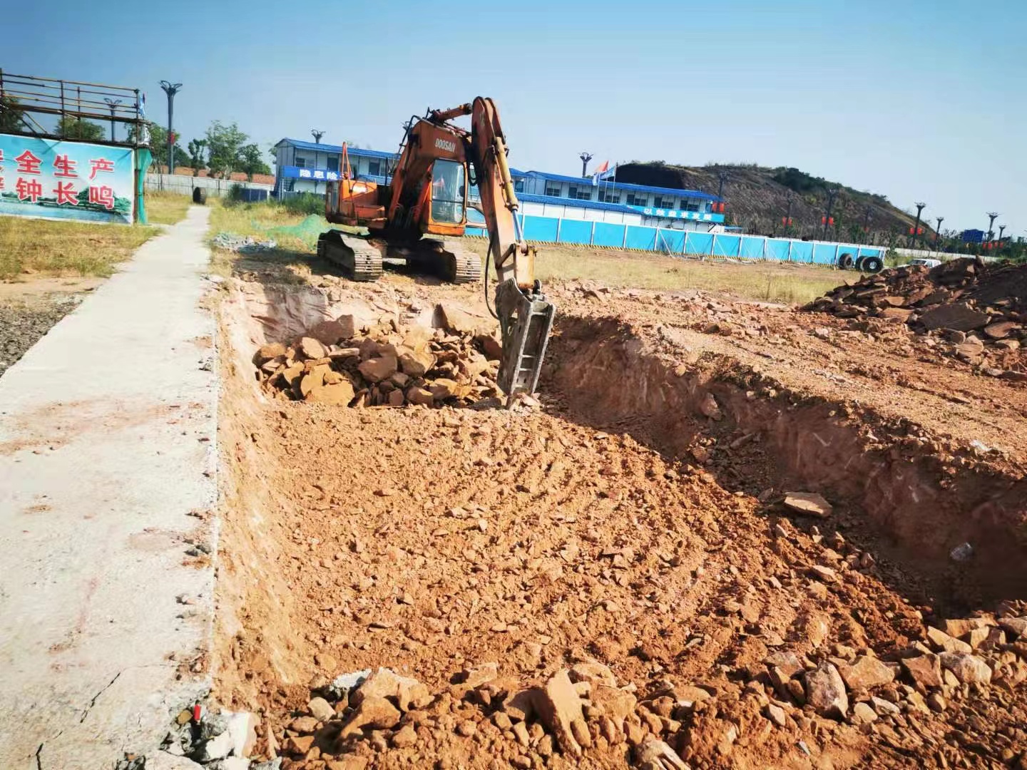 中国水利水电第一工程局有限公司 项目巡礼 深圳地铁12号线怀德站开始主体结构基坑开挖施工
