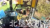 福特拖拉机配割草机作业