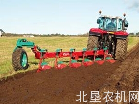 翻地利器——凯斯2104拖拉机+格兰5铧犁