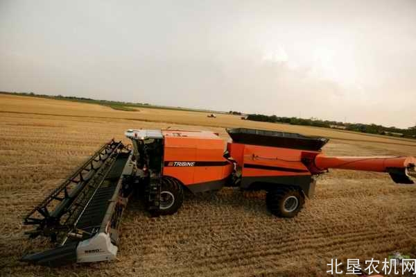 TRIBINE折腰转向联合收割机