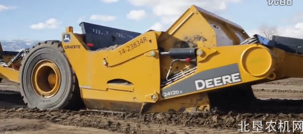 约翰迪尔9570R牵引3个迪尔平地机作业