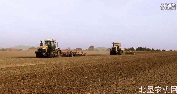 新旧挑战者履带拖拉机同时作业