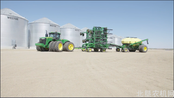 约翰迪尔1870气吹播种机配1910气吹种肥车