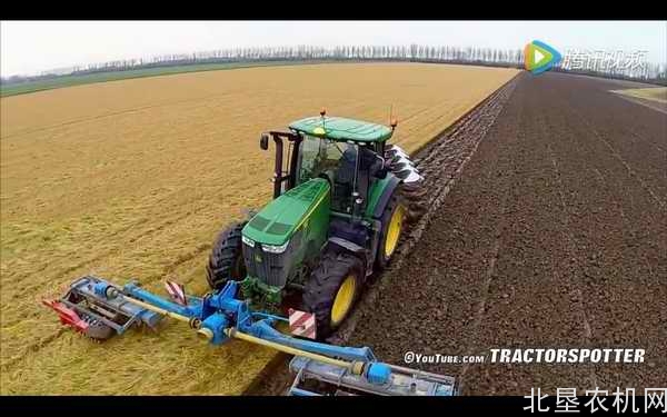 大犁配前置动力合墒器作业