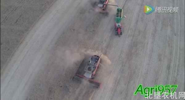 多台麦赛福格森9380收获机共同作业