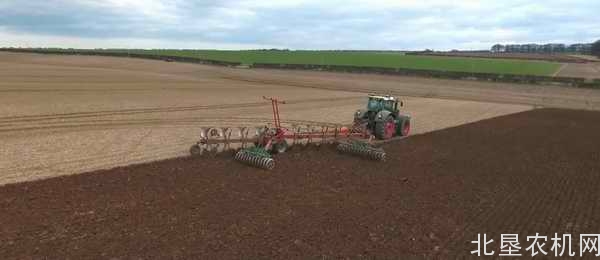 芬特939拖拉机搭配格兰犁作业