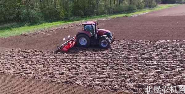 凯斯Optum CVX 300拖拉机整地作业