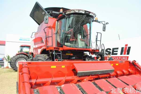 大型联合收割机作业，大牌云集哦