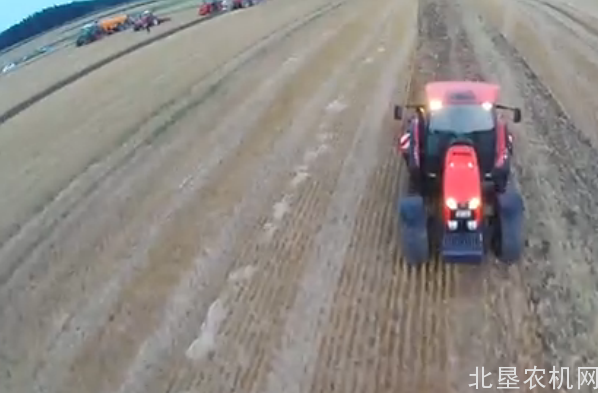 老外说：农机展会可以在田野里开