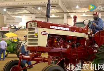 60年前的拖拉机拍卖，你是否留意老机型的价值