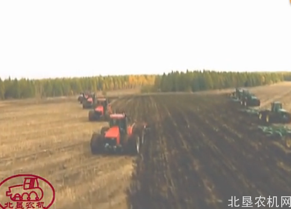 黑龙江大马力拖拉机军团作业，欧美也不多见