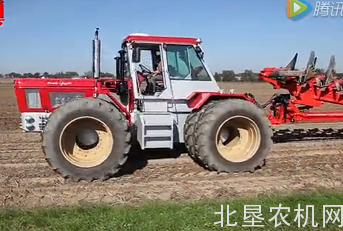 20铧翻转犁用什么拖拉机带？当然是Schlüter 拖拉机