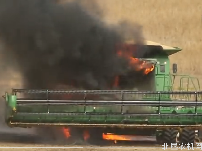 大火瞬间吞噬收割机，两百多万变为废铁