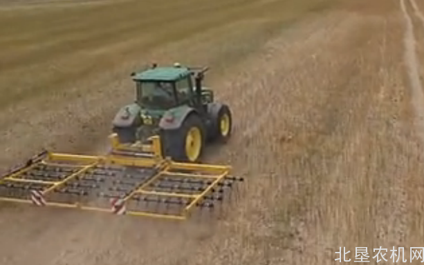 航拍跟踪拖拉机作业视频