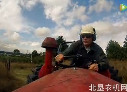 外国人把开拖拉机当做一种很愉悦的事情