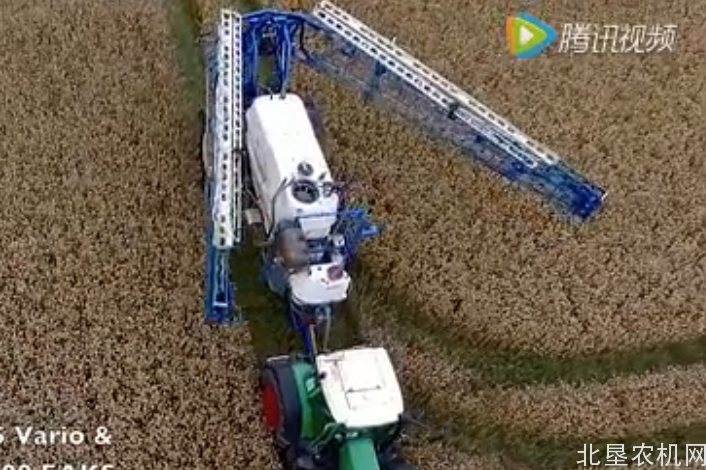 芬特415牵引Delvano喷药机作业