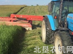 兰迪尼牵引割草机作业
