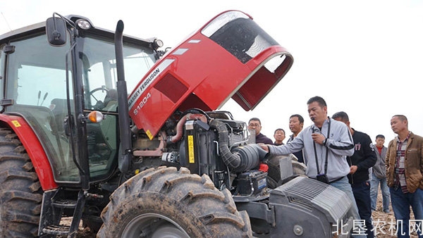 爱科集团携麦赛福格森“全球系列”拖拉机和“全收系列”联合收割机​在2016中国国际农机展览会现场等你