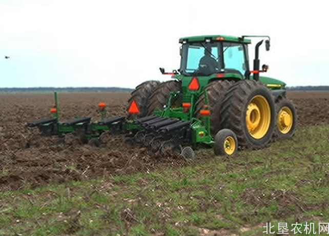 新疆全面超额完成农机深松整地任务