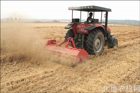 江苏无锡：召开秸秆机械化还田总结座谈会