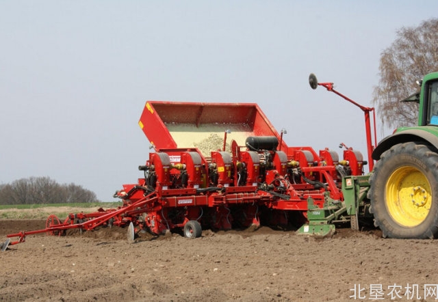 山东肥城700台农机助力马铃薯耕种