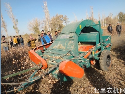 天津宁河区开展残膜回收机械作业