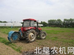 “北斗”引导拖拉机作业 年内将实现自动转弯