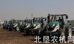 雷沃阿波斯P5000系列动力换挡拖拉机在天津举行上市及田间日活动