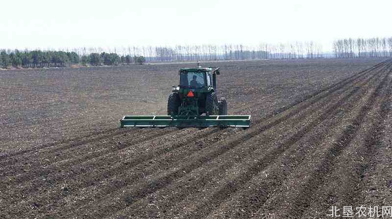 黑龙江太平现代农机专业合作社1.2万亩旱田起垄耕种