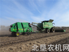 约翰迪尔收割打捆一体机