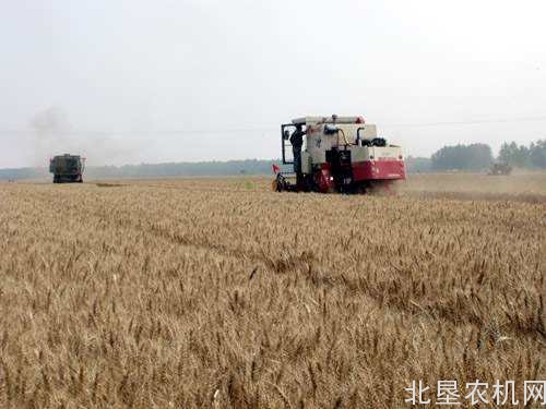 全国大规模小麦跨区机收全面展开