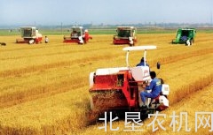 小麦跨区作业主打“环保牌”加装秸秆打捆机