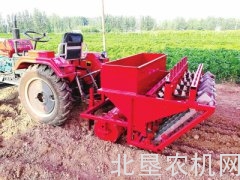 我国研制出首台高效精准大蒜播种机