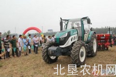 雷沃“智慧”闪亮农机田间活动日