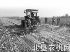 3年，陈学庚研发了16种农田残膜回收机