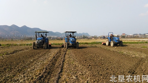 拖拉机和联合收割机驾驶出新规啦
